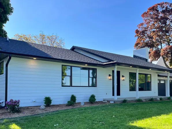 13728 Peninsula Dr, Traverse City, MI 49686