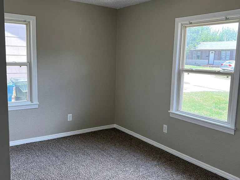 1021 Holly Ln — Photo 10