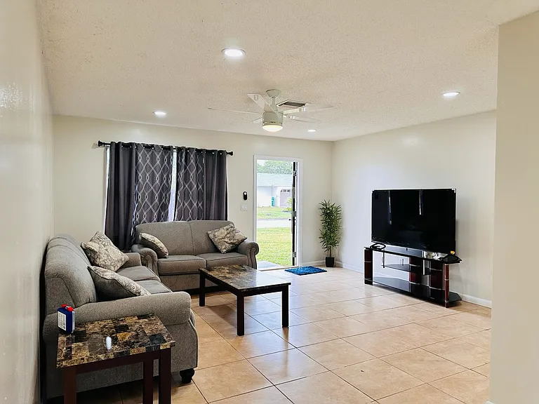 1850 SE Burgundy Ln — Photo 4