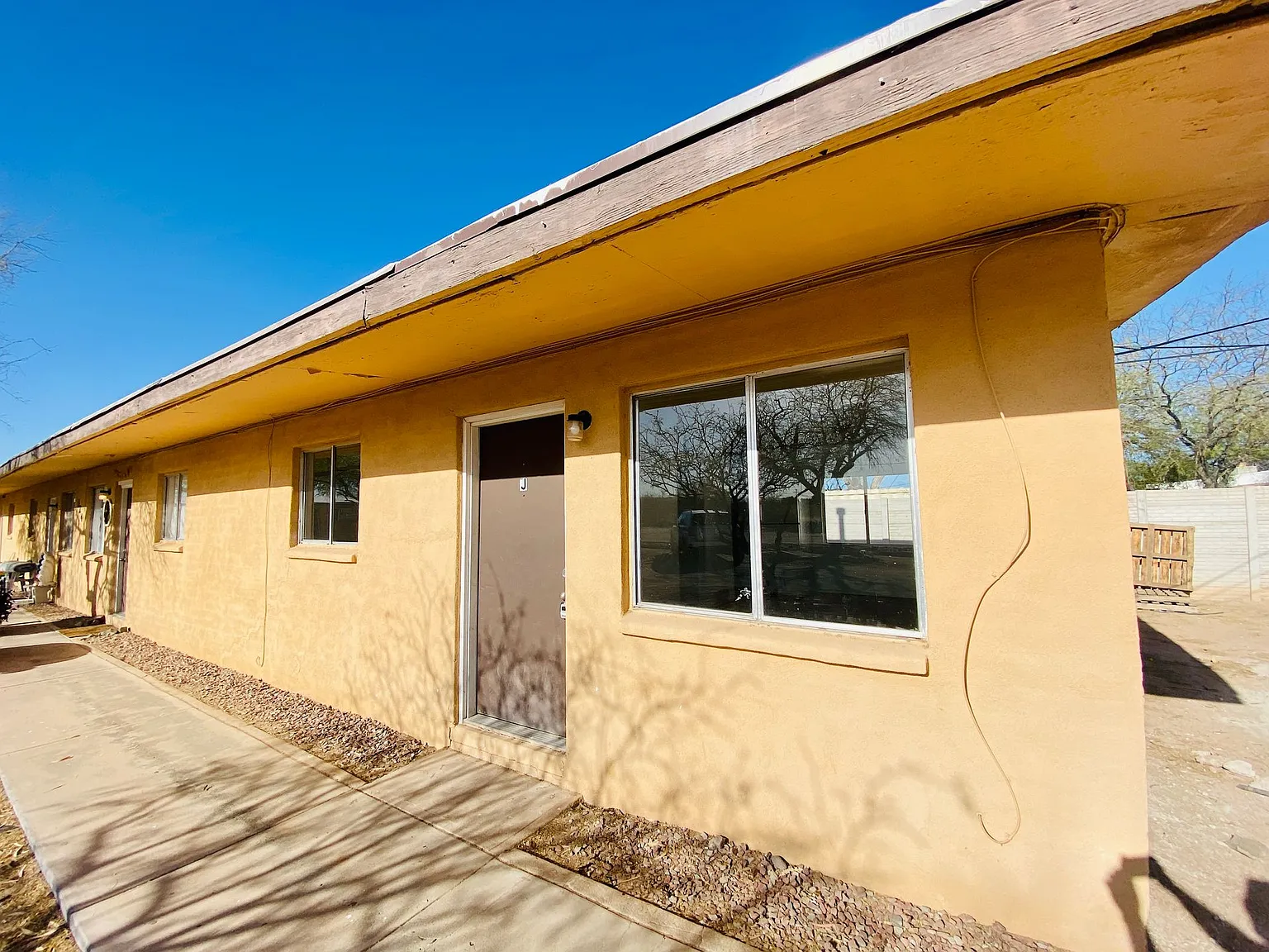 1 and 2 Bedrooms Available! Off Street Parking, Hard Flooring, Vaulted Ceilings, Central Air Cond... — Photo 2