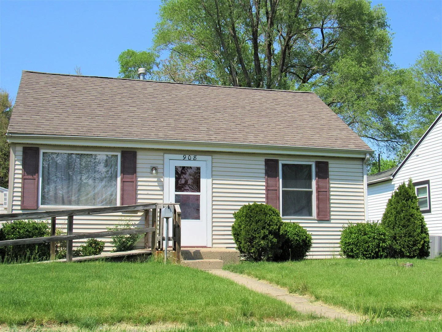908 W Hill St photo 1