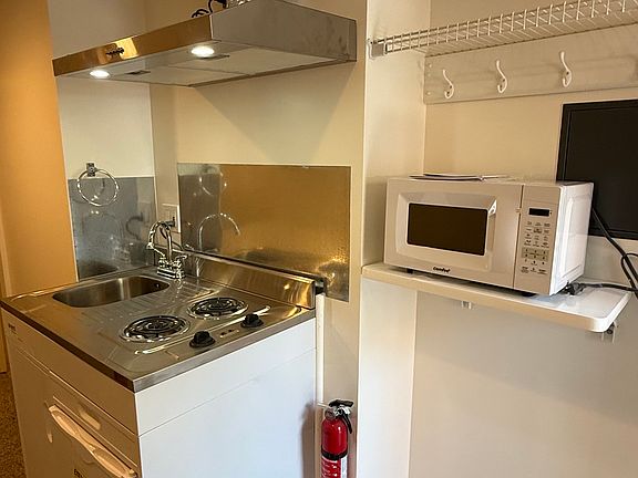 3rd image of 2251 Filbert St