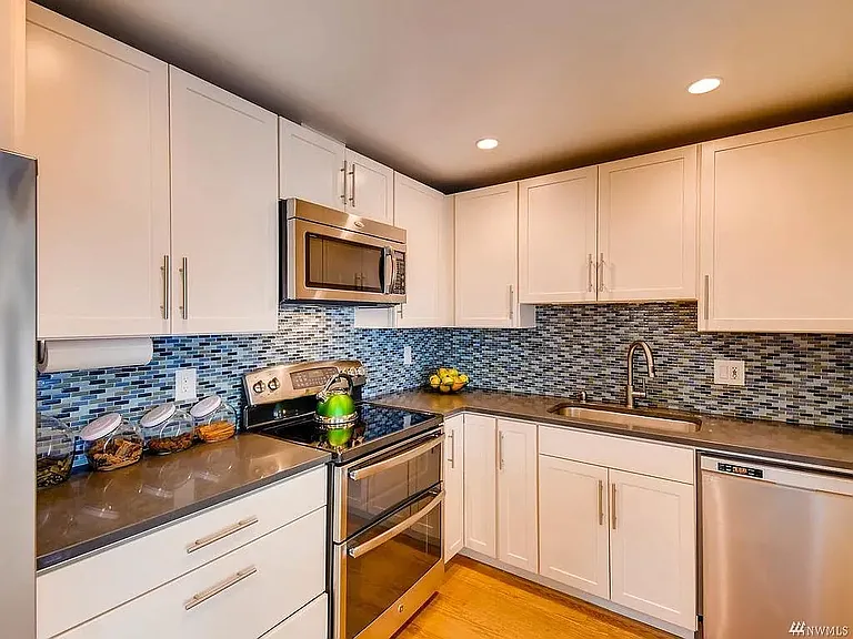 1420 Bellevue Way SE #4 — Photo 1