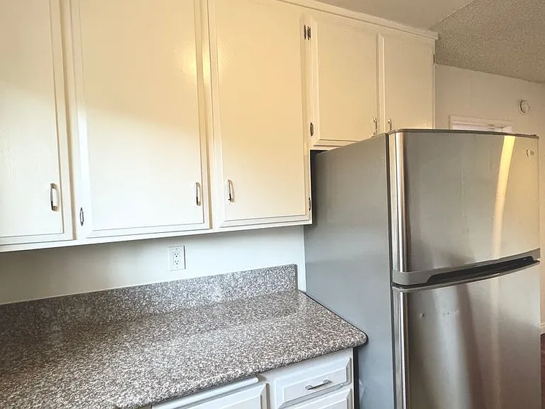 2106 S Bentley Ave — Photo 11