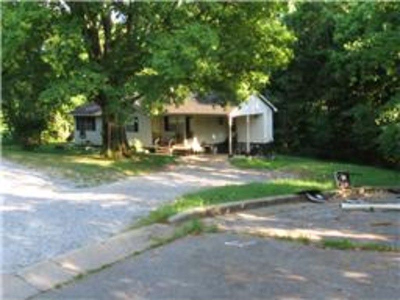 1st image of 220 Loust St