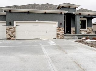 207 N Eastglen Dr, Raymore, MO 64083