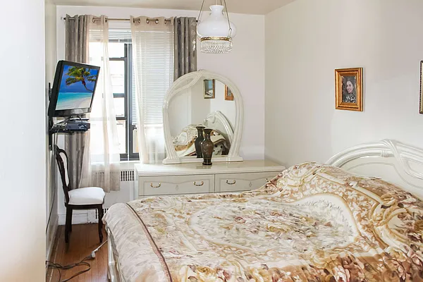 Sold by Thomas Lipovetsky, LREB | media 20