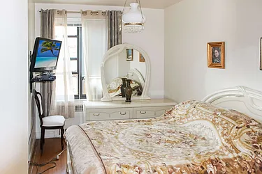 Sold by Thomas Lipovetsky, LREB