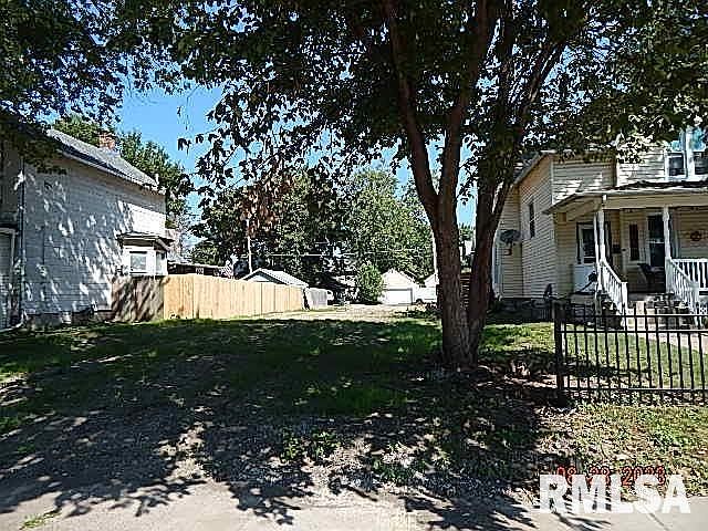 1st image of 424 E 15th St