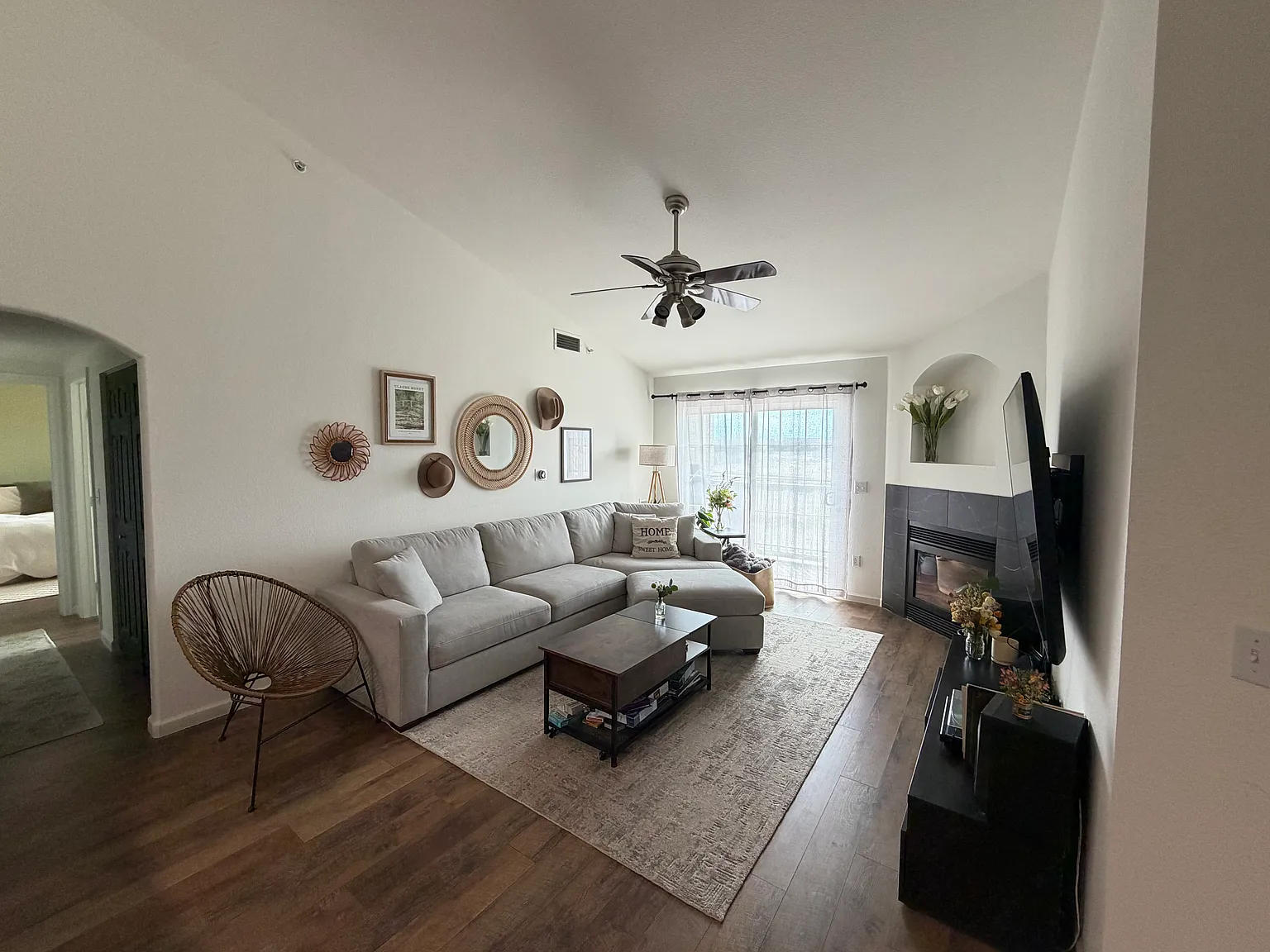 2 bed, 1056 sqft, $2,195 — Photo 4