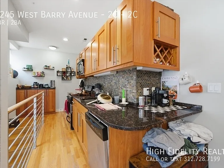 2245 W Barry Ave #2C — Photo 6