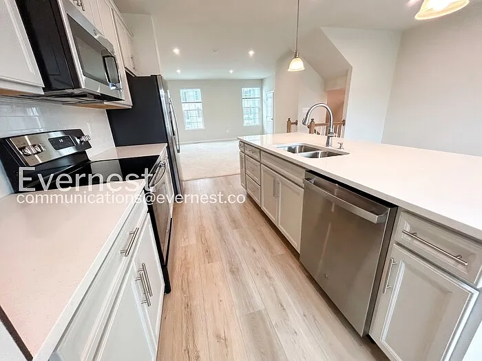 8808 Stevenson Ln — Photo 3