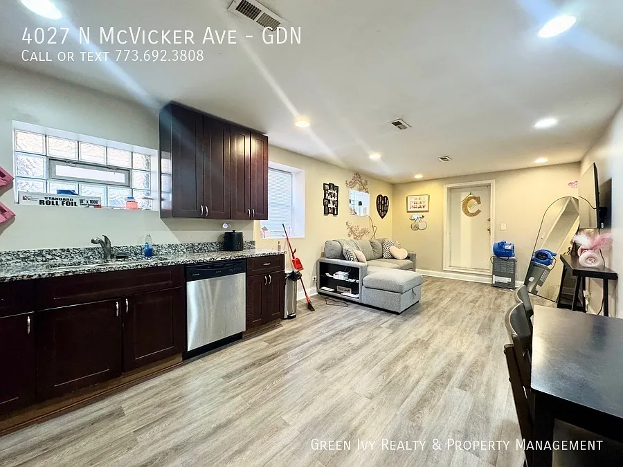 Portage Park Garden Unit, Laundry, Easy Parking, Pets OK — Photo 2