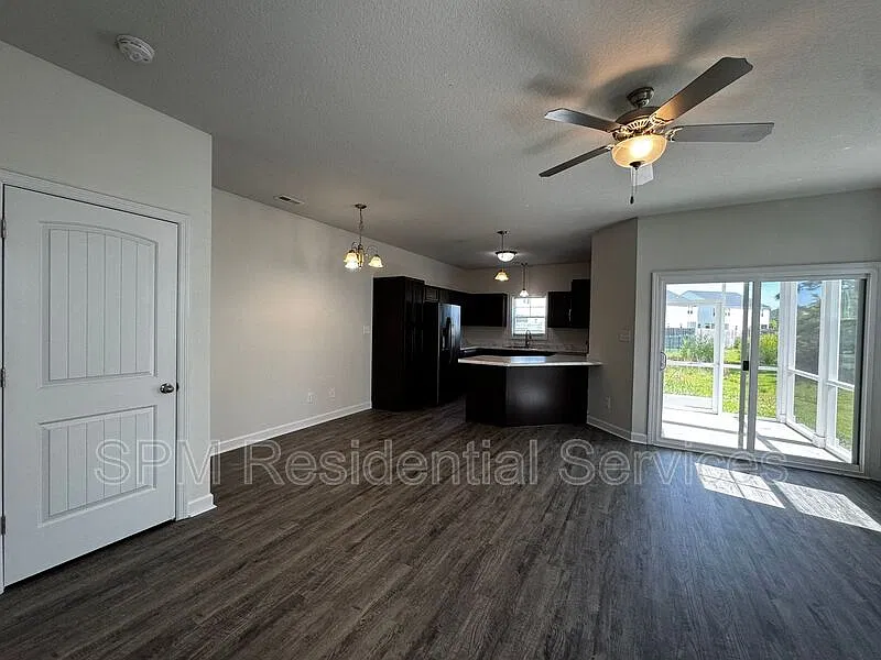 3 bed, 2.5 bath, 1582 sqft, $1,700 — Photo 4