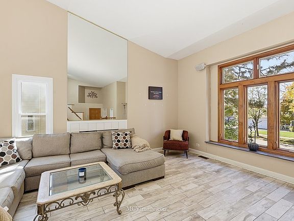 5th image of 1078 Rain Tree Dr