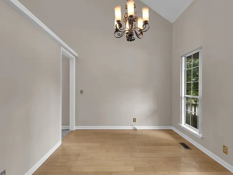 1104 Crestfield Dr — Photo 5