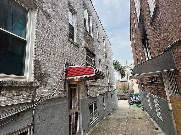 4th image of 726 E 53rd St