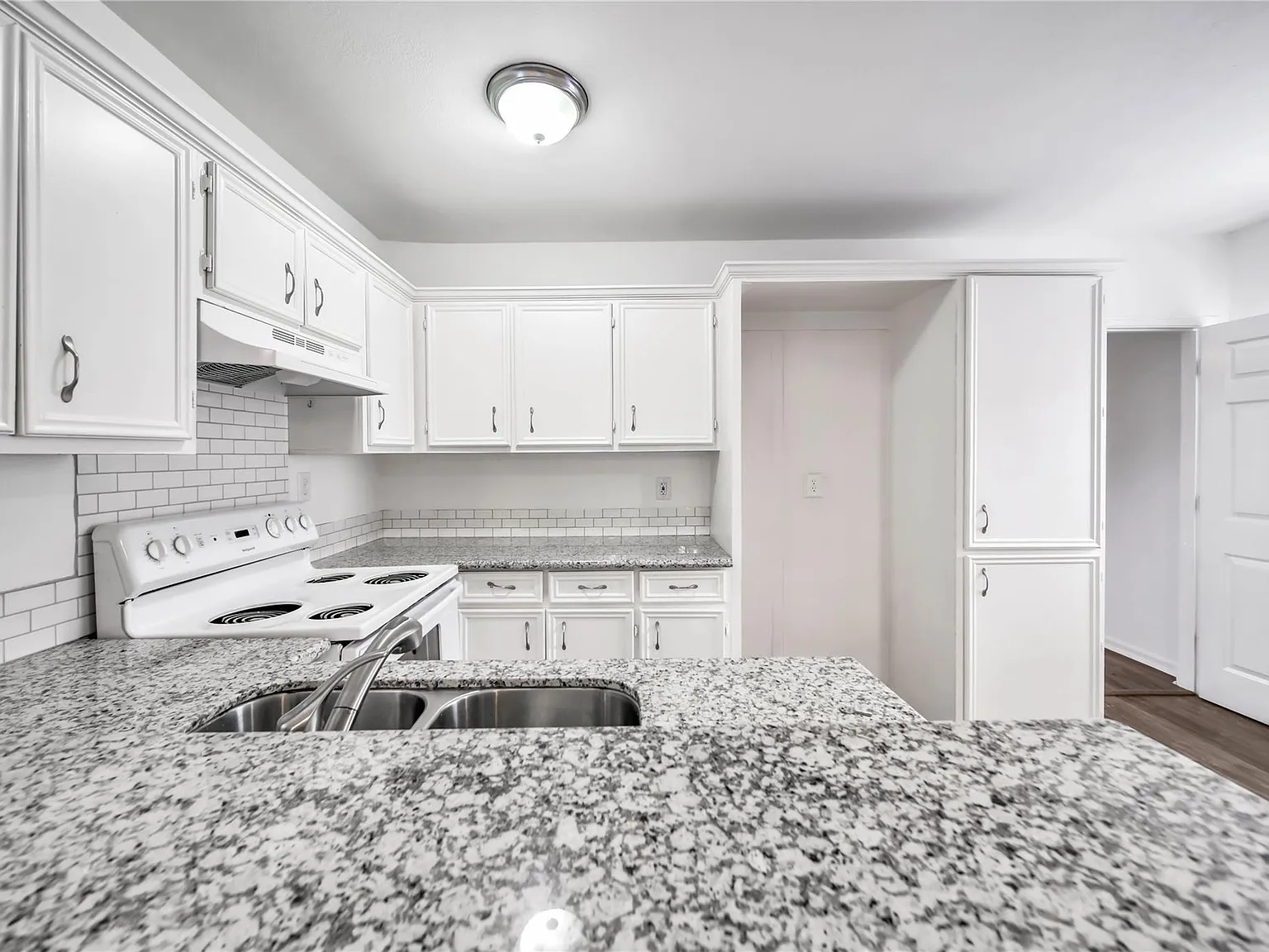 2 bed, 1.0 bath, 688 sqft, $1,000 — Photo 4