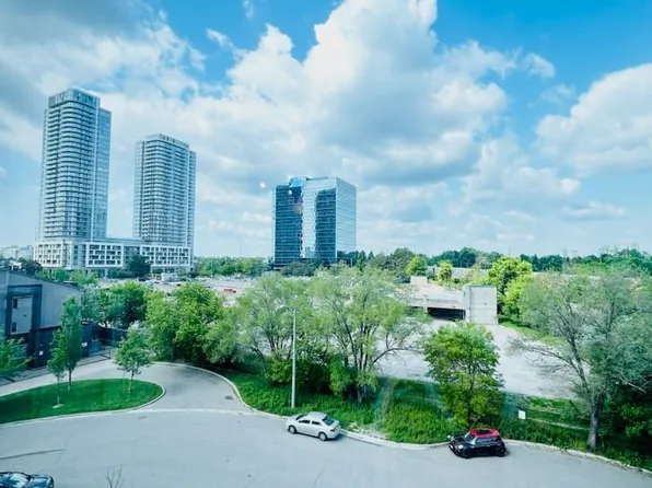 275 Village Green Sq #422, Toronto, ON M1S 0L8