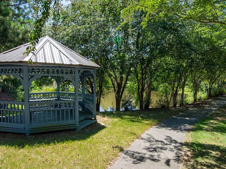 The Lakes Apartments