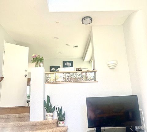 5 stairs to the kitchen and dining area