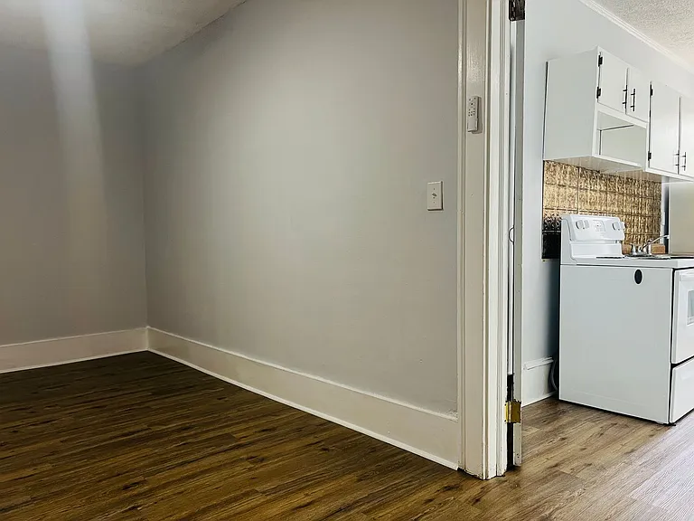 504 Broad St — Photo 12