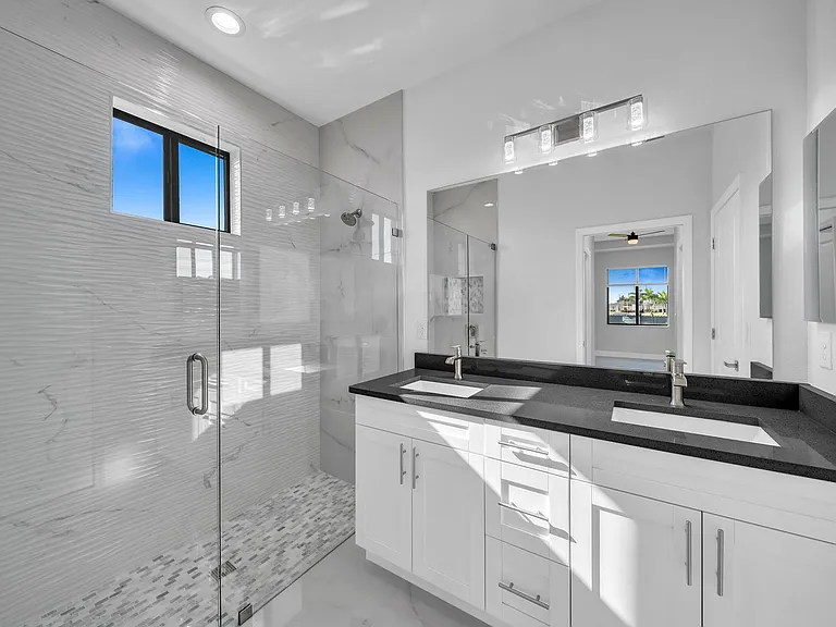 2504 SW 32nd St — Photo 15