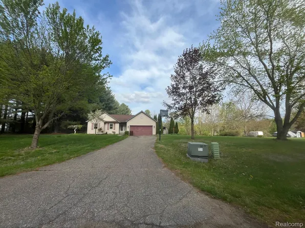 4564 Leeward Dr, Pleasant Lake, MI 49272