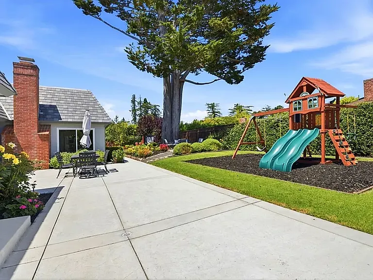 2140 Carmelita Ave — Photo 37
