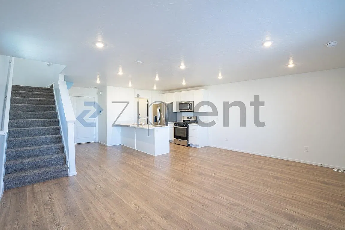 3 bed, 1399 sqft, $2,300 — Photo 4