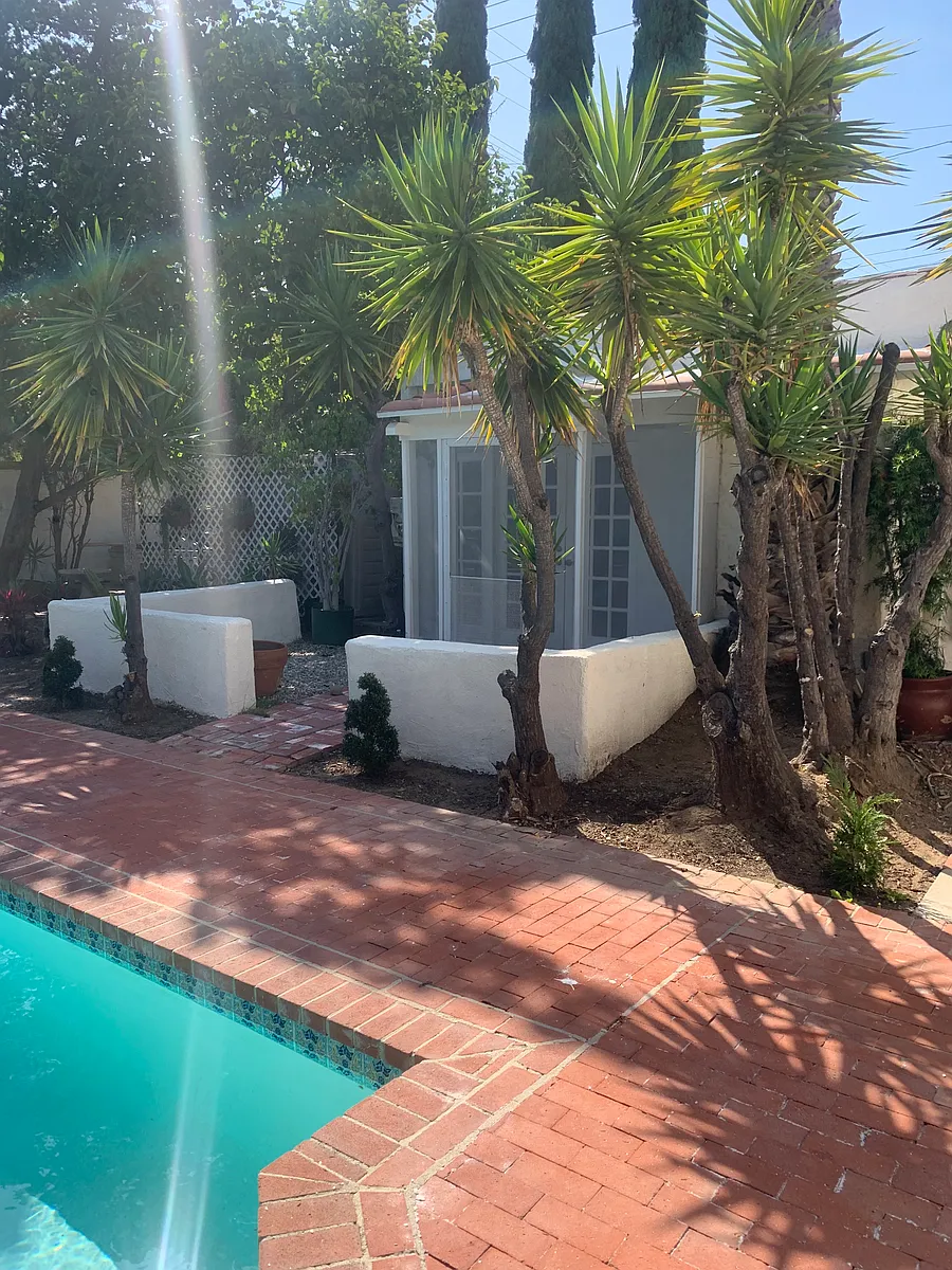 "Cottage" is detached from main house offering plenty of privacy. - 505 N Palm Dr #B