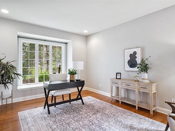 3rd image of 719 W Woodbine Ave