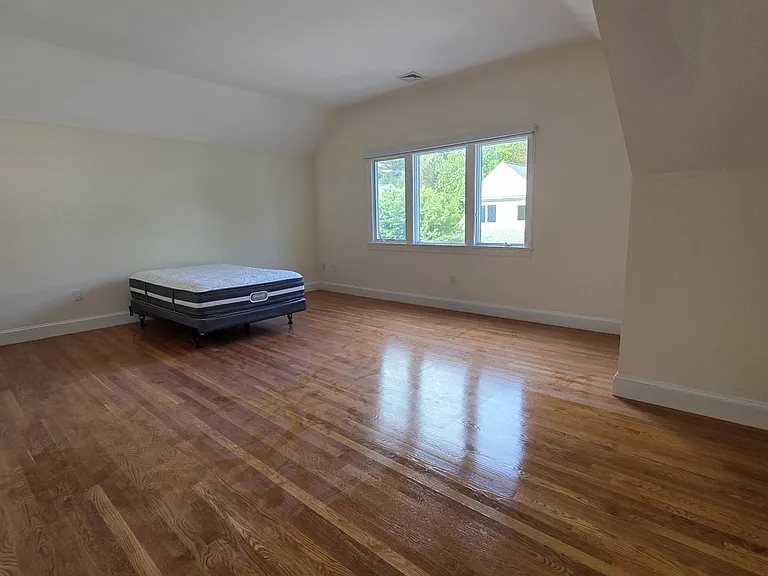 910 W Roxbury Pkwy — Photo 11