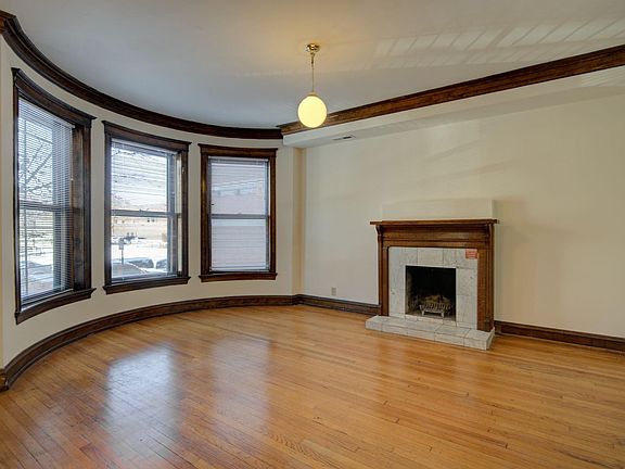 2nd image of 845 W Sheridan Rd APT 3