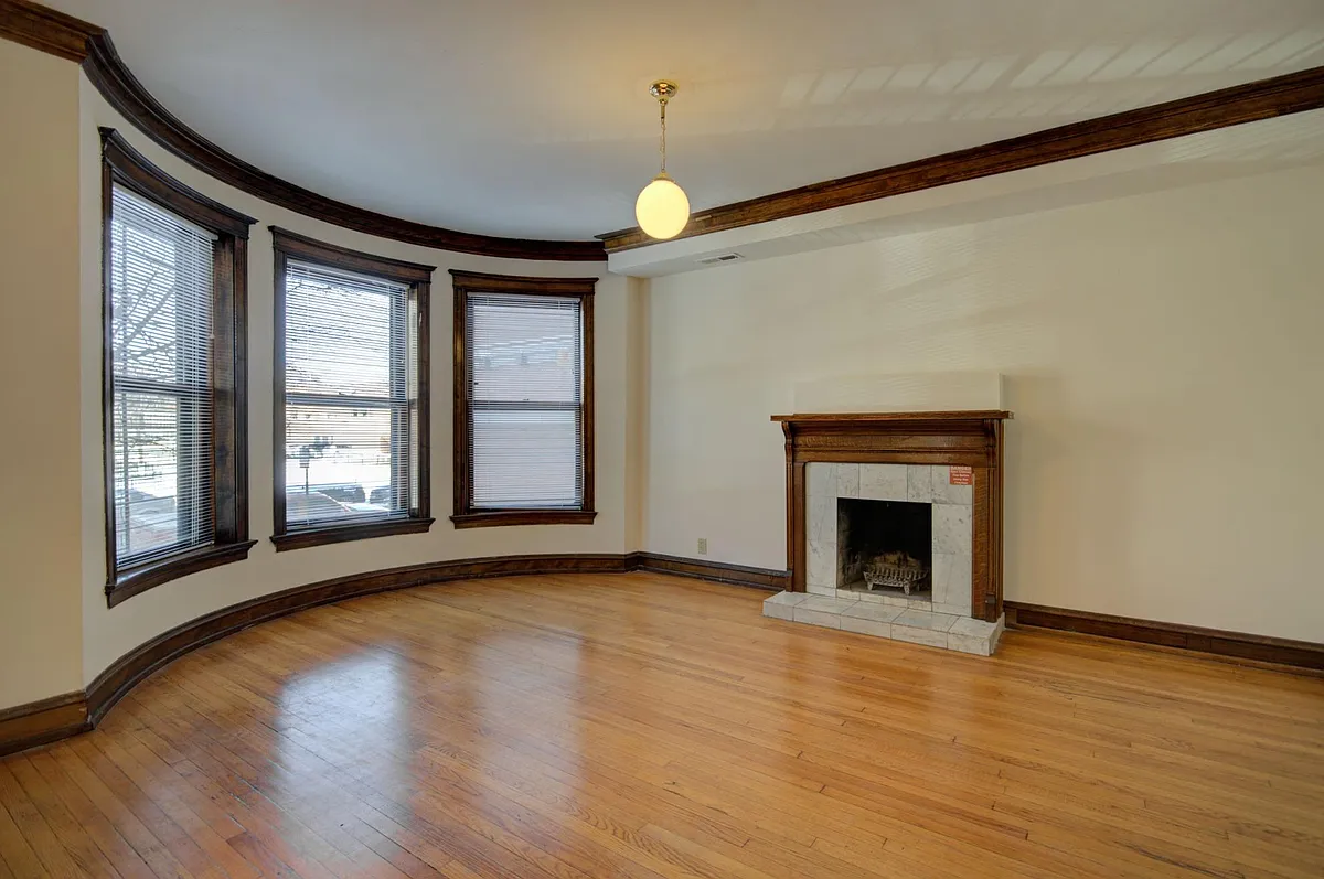 Building Photo - 845 W Sheridan Rd #3