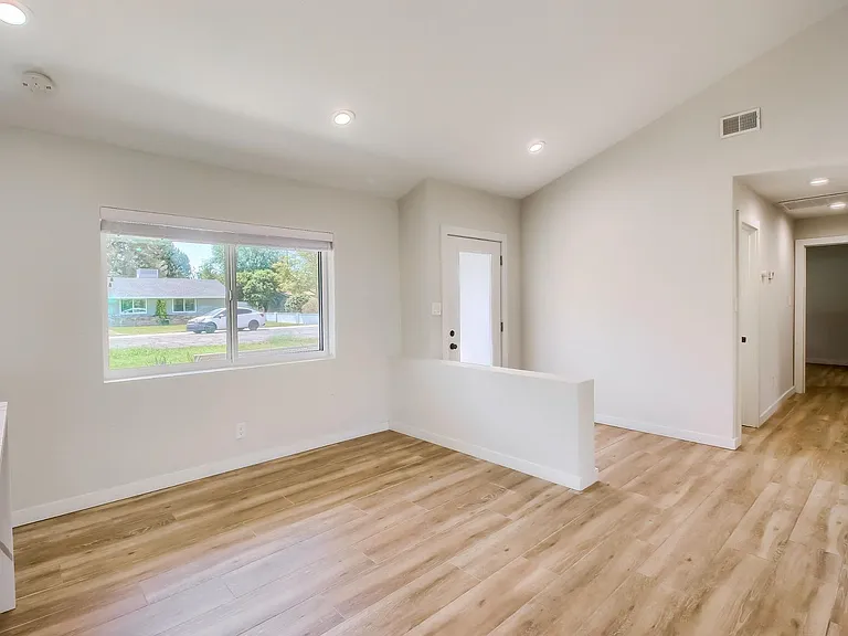 1402 W Berridge Ln — Photo 21