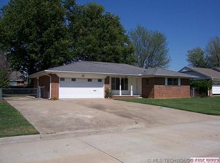 402 E Woods Ln, Claremore, OK 74017