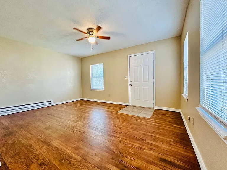 421 Showalter Dr — Photo 3