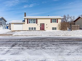 220 Crown Butte Dr, Mandan, ND 58554