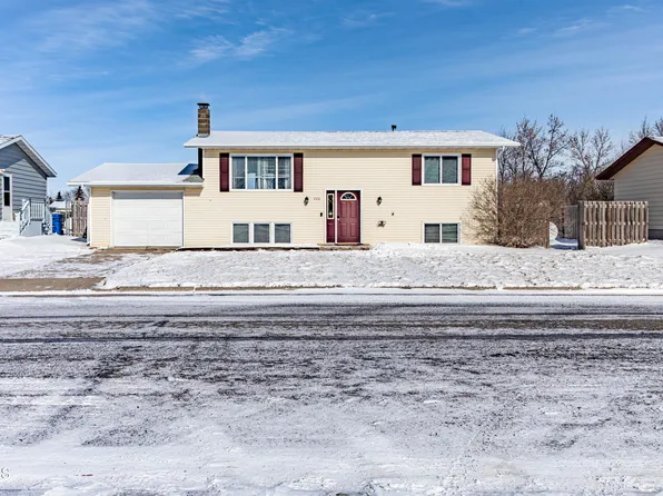 220 Crown Butte Dr, Mandan, ND 58554