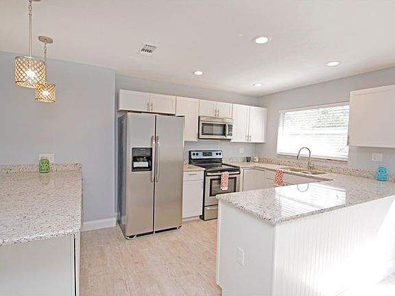 4th image of 1181 Brook Dr E