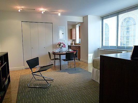 1st image of 1500 Lexington Ave APT 6Q