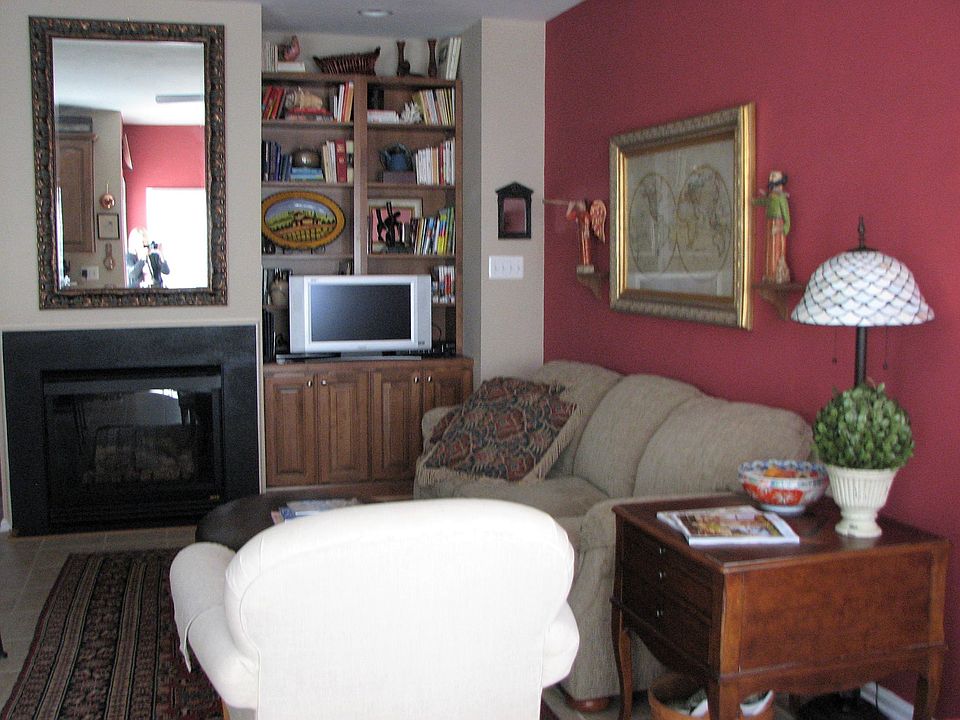 Gas Fireplace: Open TV/Kitch