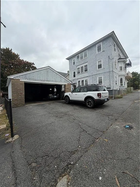 3 bed, 1.0 bath, 1080 sqft, $1,975 — Photo 2