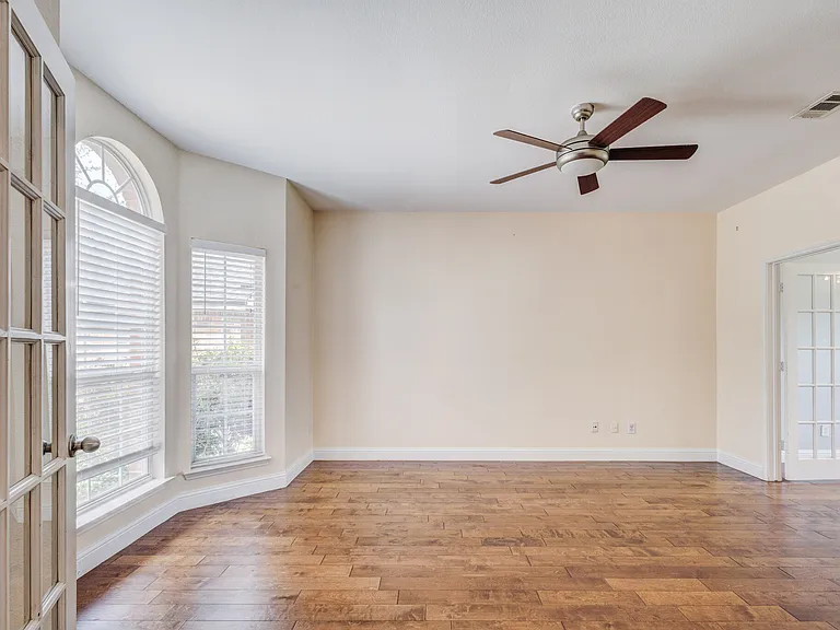 6107 Lakecrest Dr — Photo 3