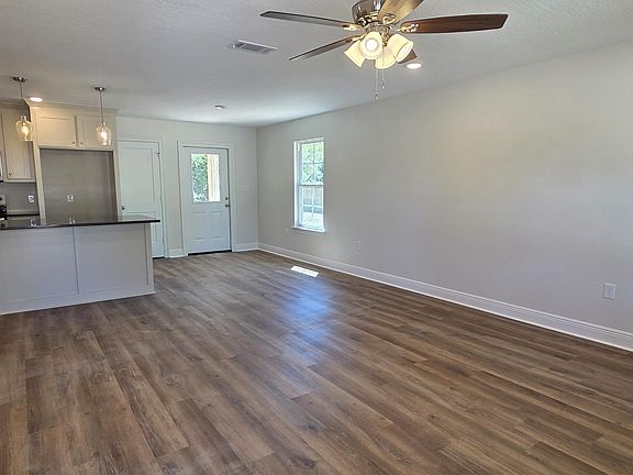 4th image of 212 Boxtel St