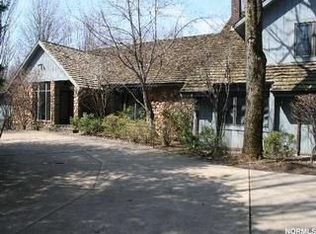 30 Woodburn Dr, Moreland Hills, OH