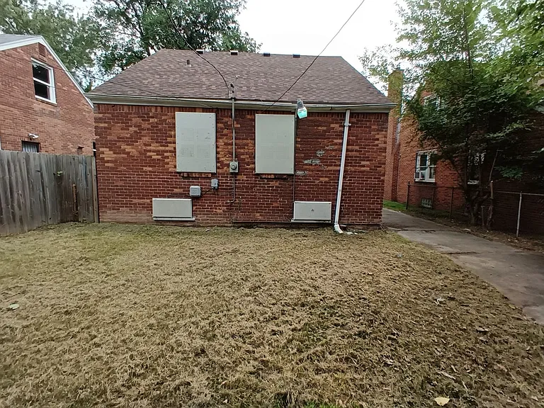 15421 Stout St — Photo 4