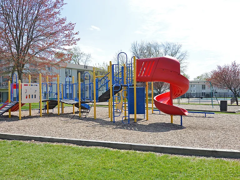 Cavalier Country Club Apartments — Photo 13