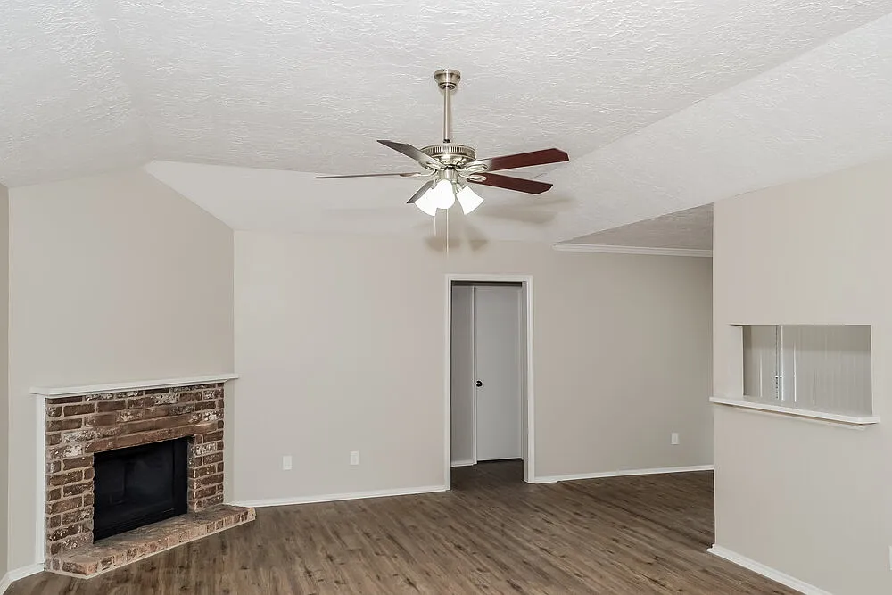 3 bed, 2.0 bath, 1606 sqft, $1,865 — Photo 3